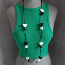 Carica l'immagine nel visualizzatore di Gallery, Collana punto e virgola cuore bianco e nero