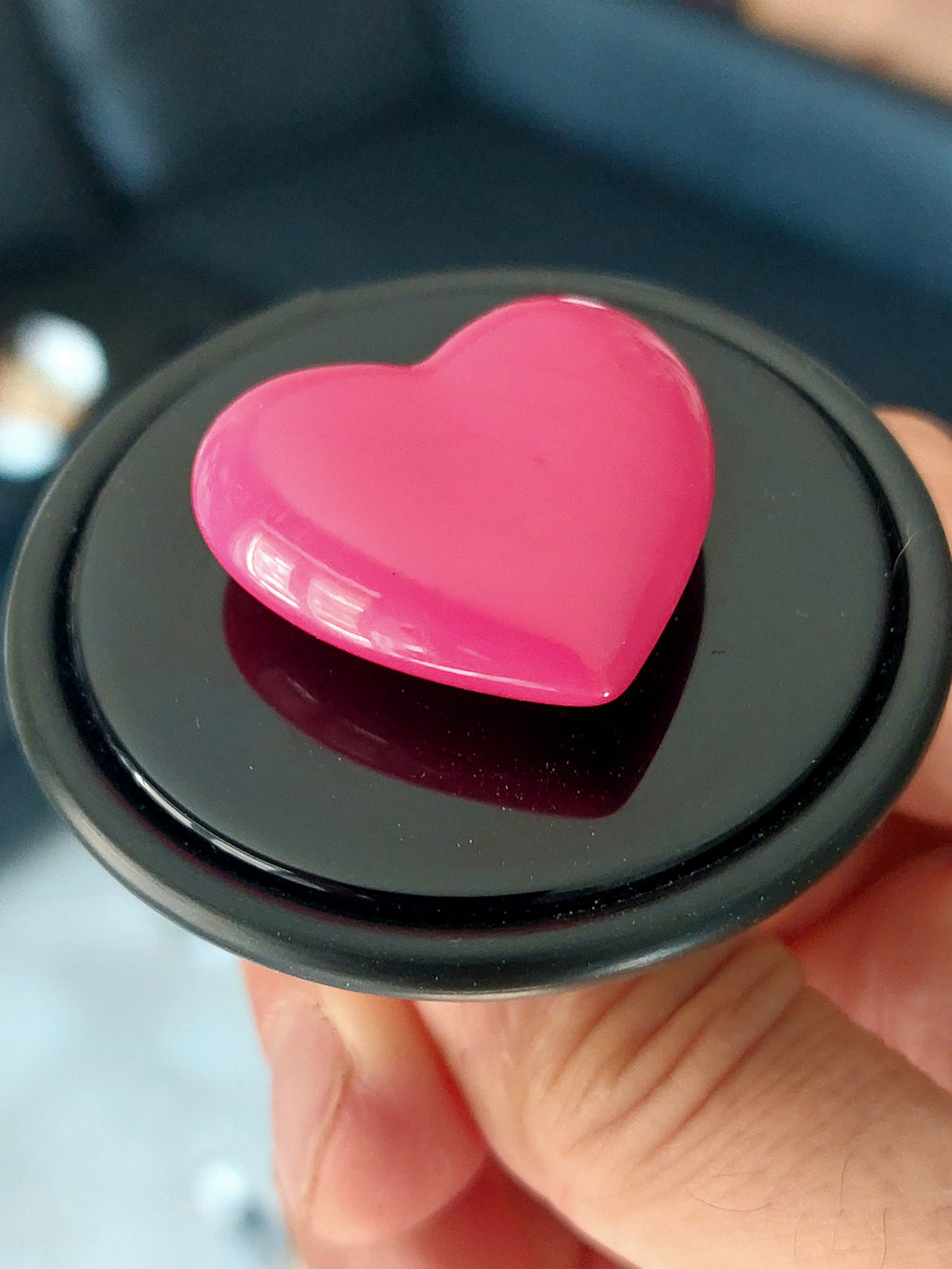 Cuore 3d fuxia su piatto nero