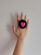 Carica l&#39;immagine nel visualizzatore di Gallery, Cuore 3d fuxia su piatto nero