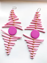 Carica l'immagine nel visualizzatore di Gallery, Orecchini fish rosa e ciclamino