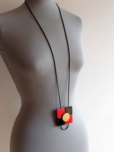 Carica l'immagine nel visualizzatore di Gallery, Collana squid game rosso e nero e glitter oro