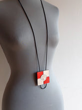 Carica l'immagine nel visualizzatore di Gallery, Collana squid game argento e rosso glitter