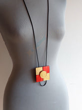 Carica l'immagine nel visualizzatore di Gallery, Collana squid game rosso e oro glitter