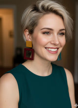 Carica l&#39;immagine nel visualizzatore di Gallery, Orecchini quadro diversamente colorati