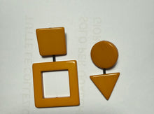 Carica l&#39;immagine nel visualizzatore di Gallery, Orecchini gemelli diversi ocra