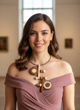 Carica l'immagine nel visualizzatore di Gallery, Collana rebus avorio e nocciola