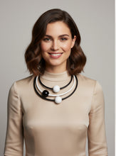 Carica l'immagine nel visualizzatore di Gallery, Collana saturn black&amp;white