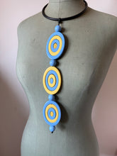 Carica l'immagine nel visualizzatore di Gallery, Collana uovo celeste e giallo