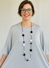 Carica l'immagine nel visualizzatore di Gallery, Collana punto e virgola black&amp;white 2025