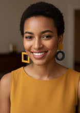 Carica l&#39;immagine nel visualizzatore di Gallery, Orecchini gemelli diversi ocra e blu