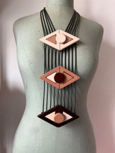 Carica l'immagine nel visualizzatore di Gallery, Collana eyes avorio,nocciola marrone