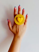 Carica l'immagine nel visualizzatore di Gallery, Anello placca cuore giallo 3d