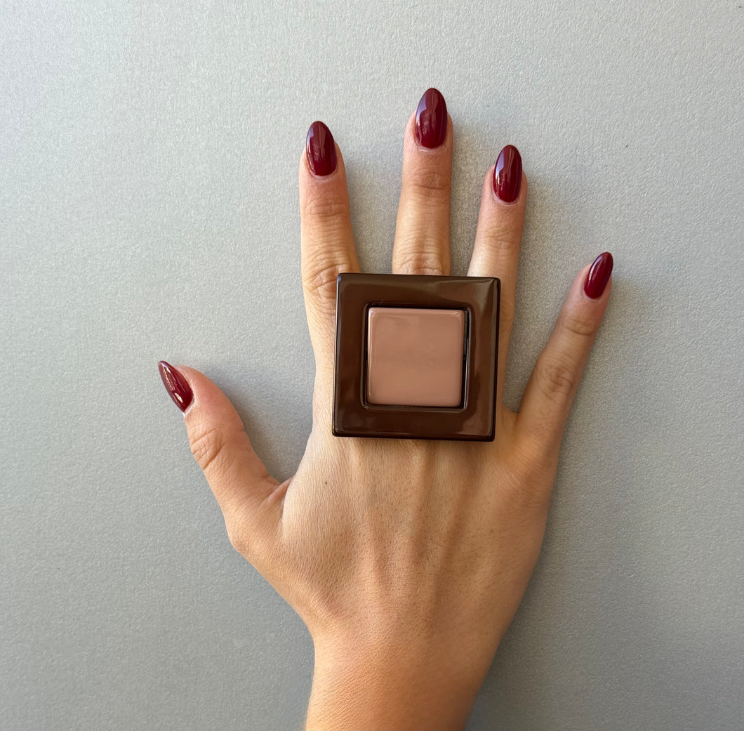 Anello quadro marrone e nocciola