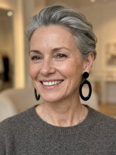 Carica l'immagine nel visualizzatore di Gallery, Orecchini uovo neri