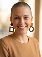 Carica l&#39;immagine nel visualizzatore di Gallery, Orecchini gemelli diversi marrone e cammello