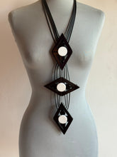 Carica l&#39;immagine nel visualizzatore di Gallery, Collana Baricentro black e white