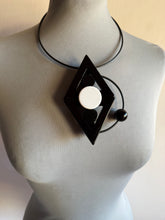 Carica l'immagine nel visualizzatore di Gallery, Collana clessidra black&amp;white