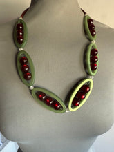 Carica l'immagine nel visualizzatore di Gallery, Collana melograno verde e bordeaux