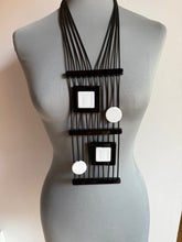 Carica l'immagine nel visualizzatore di Gallery, Collana mini pica black e White
