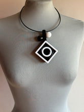 Carica l'immagine nel visualizzatore di Gallery, Collana slim stella solare bianco e nero