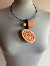 Carica l'immagine nel visualizzatore di Gallery, Collana  Slim Andromeda beige e salmone