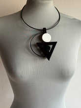 Carica l&#39;immagine nel visualizzatore di Gallery, Collana punto d’incontro black e white