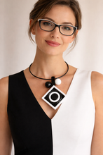 Carica l'immagine nel visualizzatore di Gallery, Collana slim stella solare bianco e nero