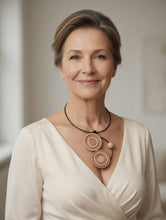 Carica l'immagine nel visualizzatore di Gallery, Collana slim due mondi beige e salmone