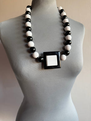 Collana bianco e nero