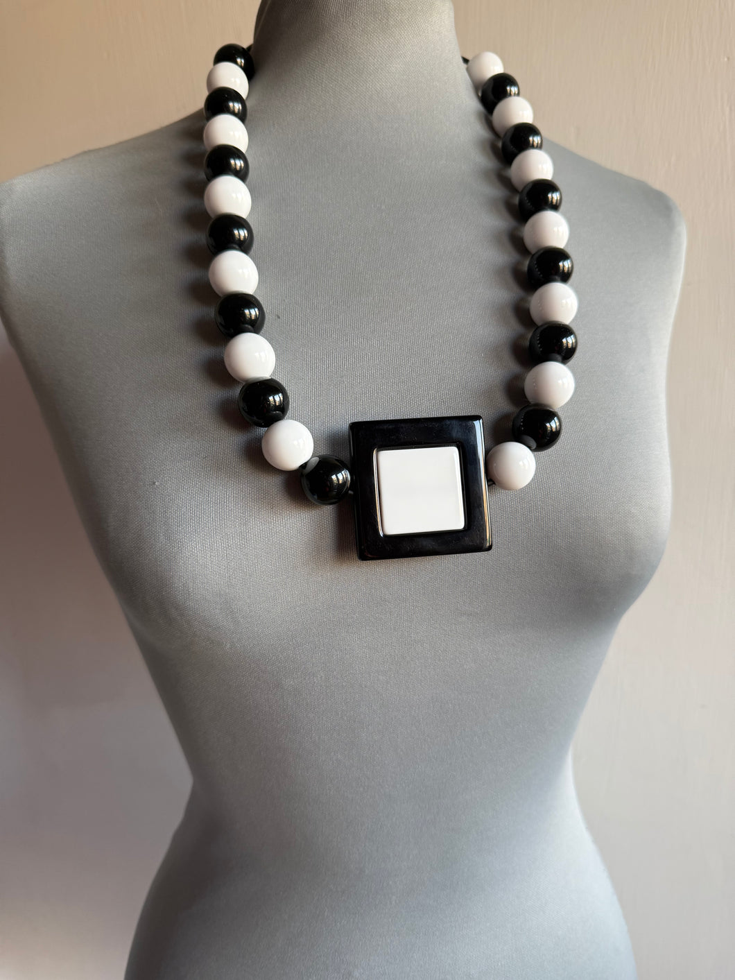 Collana bianco e nero