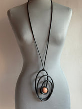 Carica l'immagine nel visualizzatore di Gallery, Collana pendolo beige