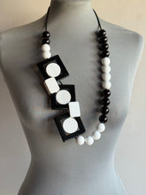 Carica l&#39;immagine nel visualizzatore di Gallery, Collana Escalation Black e White 2.0