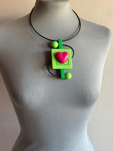 Carica l'immagine nel visualizzatore di Gallery, Collana Slim cuore Fuxia e verde