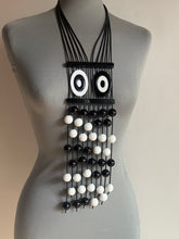 Carica l'immagine nel visualizzatore di Gallery, Collana occhi del mar black e White