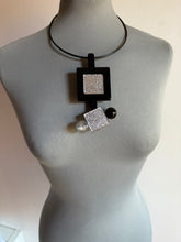 Carica l&#39;immagine nel visualizzatore di Gallery, Collana puzzle argento glitter e nero