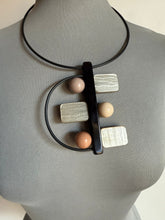 Carica l'immagine nel visualizzatore di Gallery, Collana Enzo beige