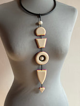Carica l'immagine nel visualizzatore di Gallery, Collana totem beige con bordino giallo fuxia bordeaux