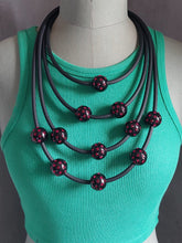 Carica l'immagine nel visualizzatore di Gallery, Collana noodles Swarovski nera e rossa