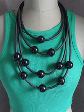 Carica l'immagine nel visualizzatore di Gallery, Collana noodles Swarovski nera e rossa