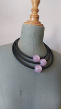 Carica l'immagine nel visualizzatore di Gallery, Collana Saturn rosa fluo