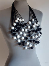 Carica l'immagine nel visualizzatore di Gallery, Collana noodles 3 x1 bianco e nero