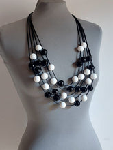 Carica l'immagine nel visualizzatore di Gallery, Collana noodles 3 x1 bianco e nero