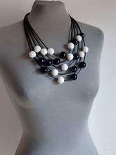Carica l'immagine nel visualizzatore di Gallery, Collana noodles 3 x1 bianco e nero