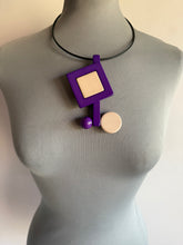 Carica l'immagine nel visualizzatore di Gallery, Collana Q it viola e avorio