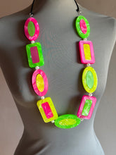 Carica l'immagine nel visualizzatore di Gallery, Collana multicolor fluo