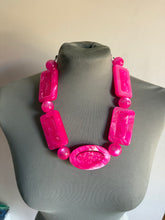 Carica l'immagine nel visualizzatore di Gallery, Collana mare  Fuxia fluo