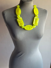 Carica l'immagine nel visualizzatore di Gallery, Collana mare giallo fluo