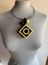 Carica l'immagine nel visualizzatore di Gallery, Collana Slim stella polare giallo nero