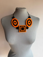 Carica l'immagine nel visualizzatore di Gallery, Collana cat arancio e nero