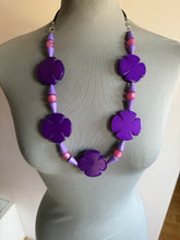 Carica l'immagine nel visualizzatore di Gallery, Collana primula viola